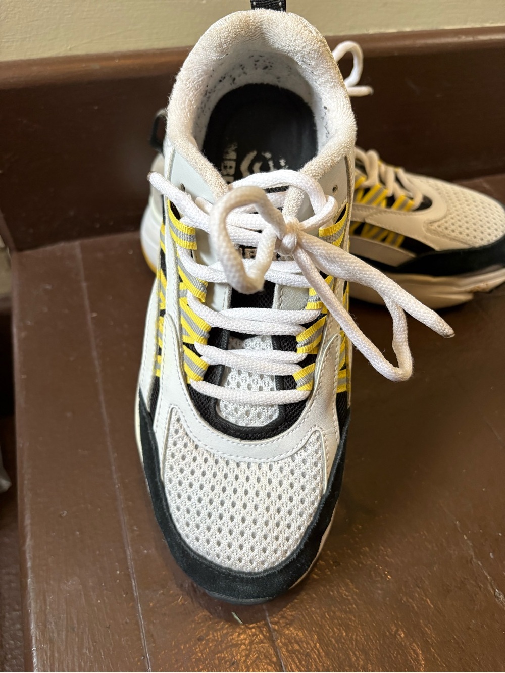 Volleyball Shoes. Umbro White Black Yellow Athletic Sneakers
